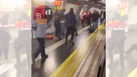 Un intento de robo en el Metro Plaça Espanya termina en pelea