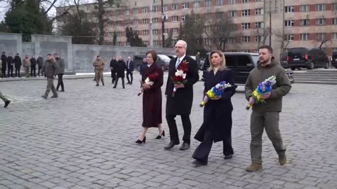 Zelensky and Latvian President lay flowers at mass Lviv grave