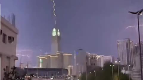 Heaven has fallen on Mecca! People are blown away by the wind, storm and flooding in Saudi Arabia