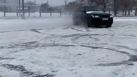 Range Rover drifting