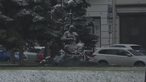 Ukraine capital Kyiv, hit with blackouts, sees first snow _ AFP_1
