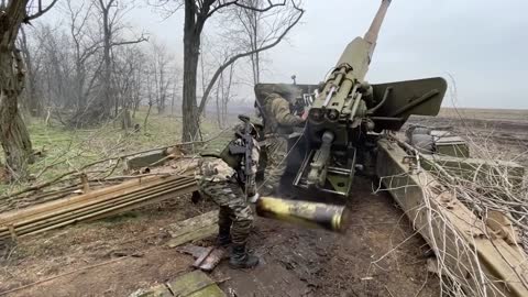 WAR IN UKRAINE: Russian Artillerymen Allegedly Fire 'Hyacinth' Gun At Ukrainian Positions