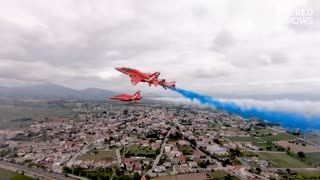 Synchronised flying by the Red Arrows