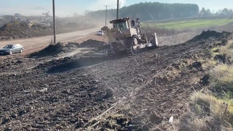 002. Caterpillar, Komatsu & Liebherr Bulldozers Working On Huge Sites