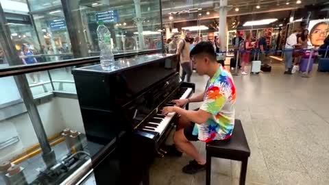Pianist Plays Chopin - Torrent Etude At Train Station
