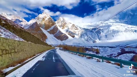 ❄️ Embarking on a Kashmir Road Trip: Mountains & Snowy Roads Await! 🚗🏔️
