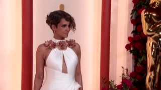 Stars exude glamour on the Oscars carpet