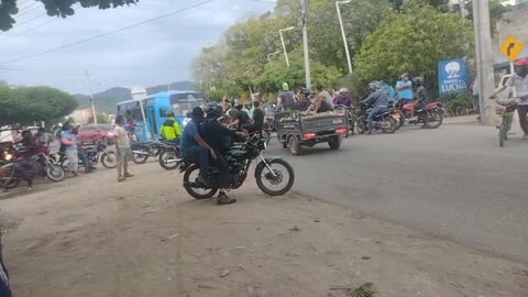 Motociclistas bloquean la Troncal del Caribe a la altura del barrio La Lucha