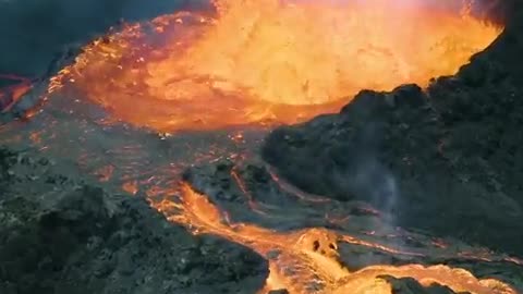 "Nature's Fury Unleashed: Fagradalsfjall Volcano Eruption in Iceland" / "Doğanın Öfkesi Serbest: İzlanda'daki Fagradalsfjall Yanardağı Patlaması" / "प्राकृतिक प्रकोप का उत्