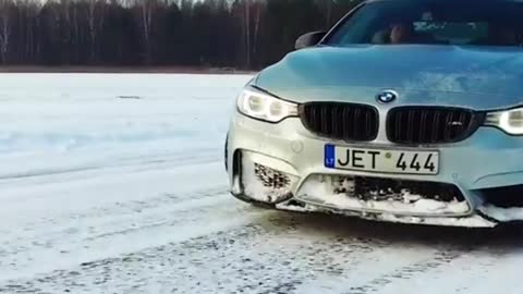 BMW M4 DRIFTING ON THE ICE