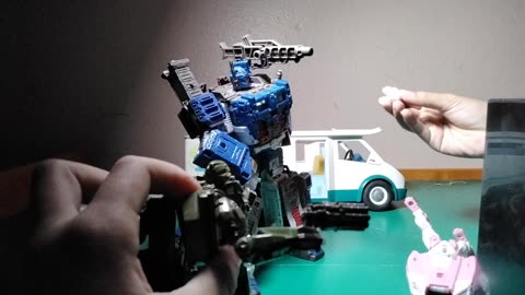 Ultra Magnus and World War II Bumblebee versus RC the possessed