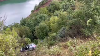 Aksident në Shkopet, makina përfundon afër liqenit, 2 të plagosur