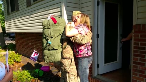 Solider Shocks Mom with Surprise Homecoming
