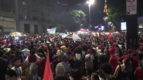 Brazil: supporters celebrate as Lula holds narrow leads | AFP