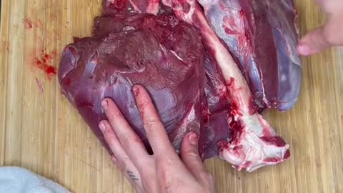 Butchering a deer hindquarter #venison #cooking #Recipe