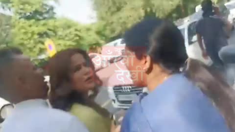 Politics अभिनेत्री अर्चना गौतम को दिल्ली कांग्रेस कार्यालय से बाहर निकाला गाया।NewsAankhonDekhi
