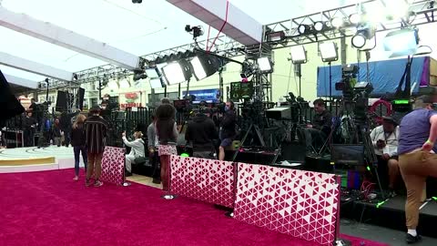 Crews put final touches on Oscars red carpet