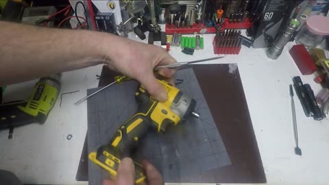 Desmontaje del Dewalt DCF887 Impact Driver y reemplazo del yunque