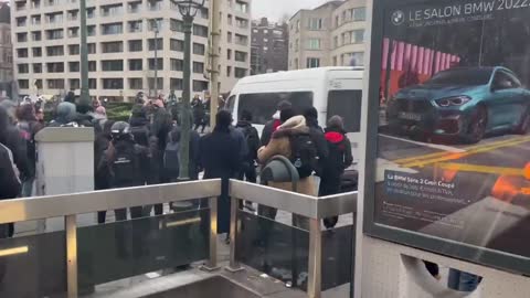 Brussels: Rioters attack an occupied police van