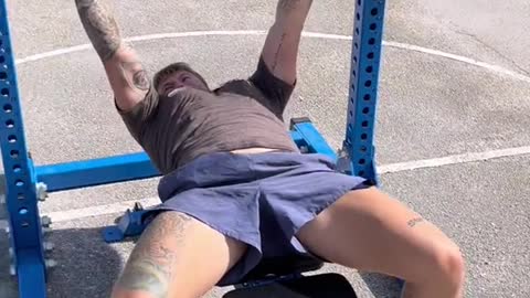 225lb bench press + trick shot 😳🔥