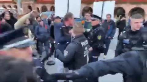 Stürzenbergers Wanderzirkus in Leipzig überfallen, Polizist SN 22/20 gibt Angreifer "High five"