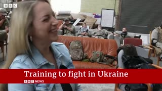 .British soldier returns to Ukraine after life-changing injury - BBC News