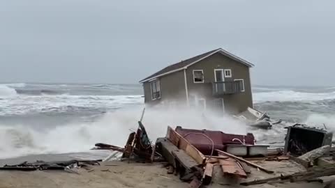 WATCH: House on stilts collapses into the Atlantic Ocean in North Carolina