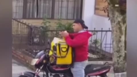 Domiciliario probando la comida de los pedidos que le toca entregar