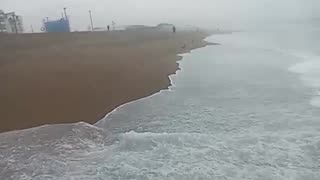 Interesante como las olas "expelen" la niebla marina. Playa Villa, Chorrillos, Lima, 16-7-23