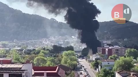 Un incendio en Montcada provoca una gran columna de humo