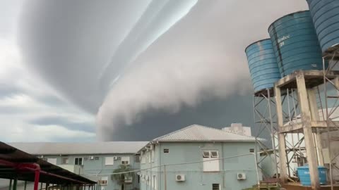 Massive Shelf Cloud Precedes Intense Storm
