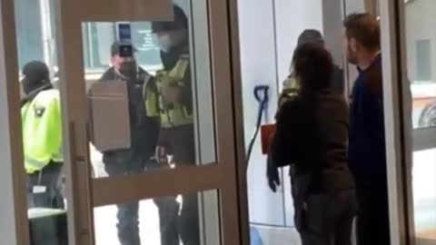 Police Intimidation @ Ottawa Cafe "Don't Open The Door!" Kyle Cardinal Feb.20 2022