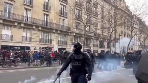NOT ON BBC "NEWS" #PARIS POLICE RUN AT & ATTACK PROTESTERS
