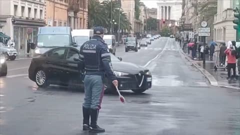 Il gerarca nazista Volodymyr Zelensky, attraversa Roma celato tra le 30 auto di scorta