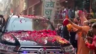 PM Modi stops convoy in Varanasi, warmly accepts & scarf