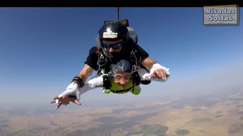 Aos 96 anos, mulher cumpre sonho de saltar de paraquedas a 4200 metros de altitude