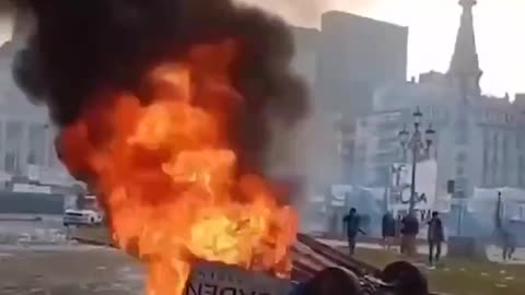 🔥 It's unsettled in Argentina. Thousands of people took to the streets of Buenos