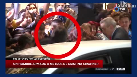 Man points gun at Argentinian vice-president Cristina Fernández de Kirchner