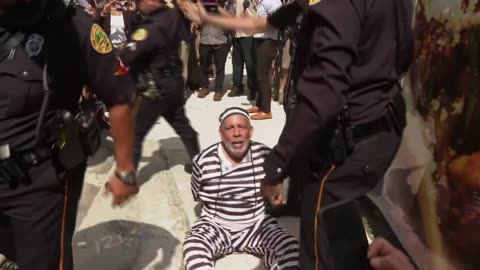 Secret Service take down, arrest man in prison jumpsuit who ran in front of Trump’s motorcade