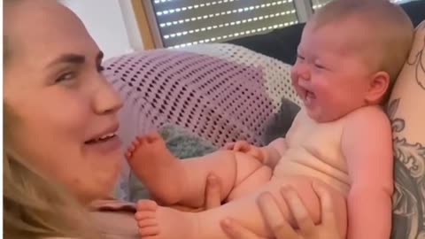 Un bébé mignon rire incontrôlablement