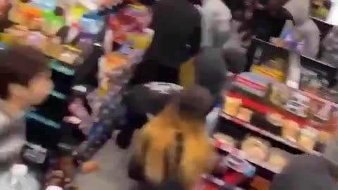 Inmigrantes ilegales saquean un supermercado en Texas
