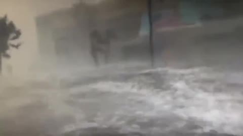 Insane LIVE footage of Storm Surge near Ft. Myers, FL - praying for everyone in Ian’s path. 🙏