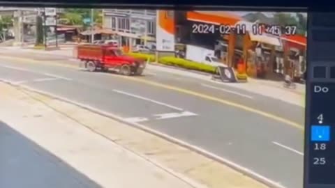 Camioneta chocó de frente contra motocicleta