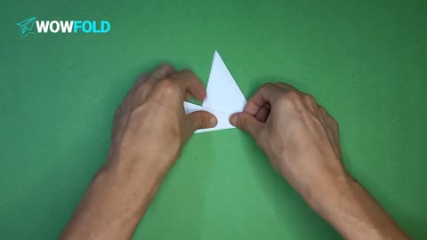 Cripper - folding a paper airplane