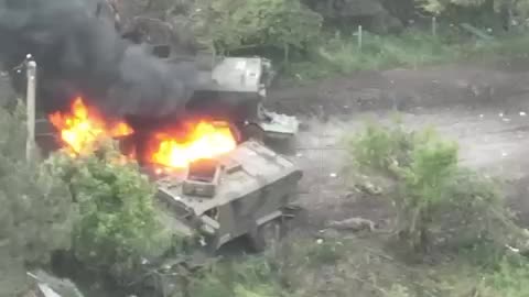 Russian T-80 hitting and destroying Ukrainian light armor - fight in Makarovka