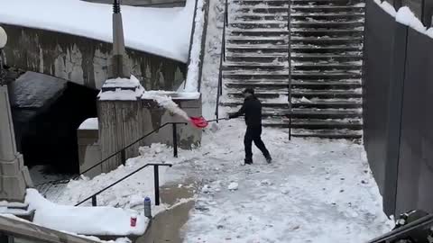 Freedom Convoy Ottawa - Protesters cleaning up the snow