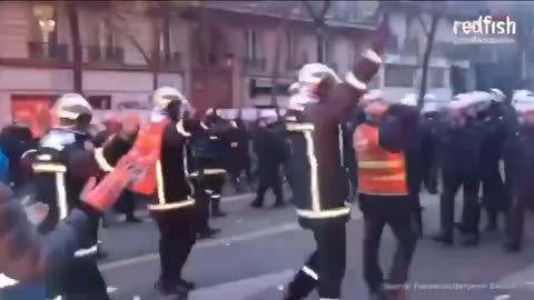Pompierii francezi alaturi de protestatarii anti-vaccin si anti-pasaport vaccinal