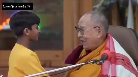 L'enfant veut un câlin le Dalaï-Lama l'embrasse sur la bouche et lui demande de lui sucer la langue