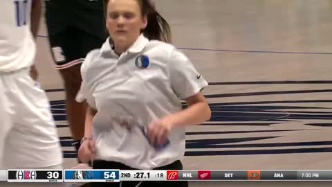 A paper airplane flew on the court during the Mavs-Clippers game 😂✈️