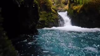 So fresh I can taste it 😍🏔! These mountain rivers hit different here in Alaska! .